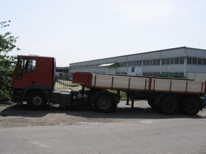 Iveco 440E42 con semirimorchio trasporto ferro