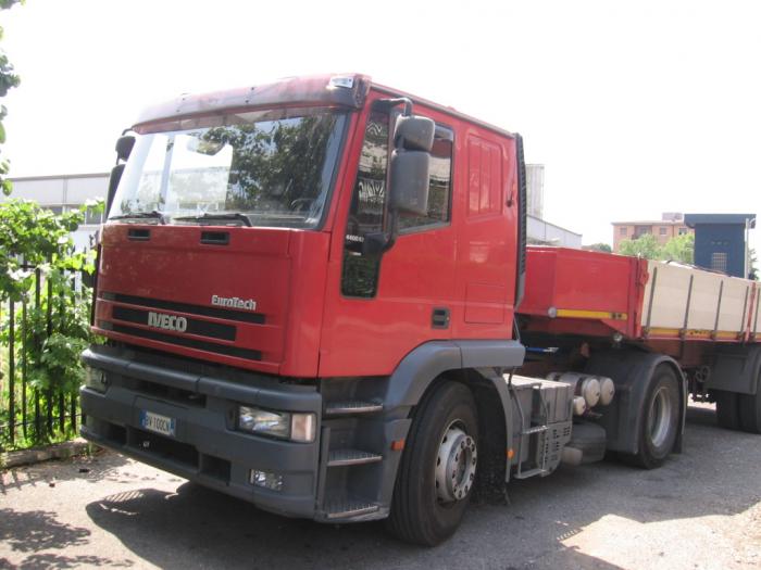 Iveco 440E42 con semirimorchio trasporto ferro