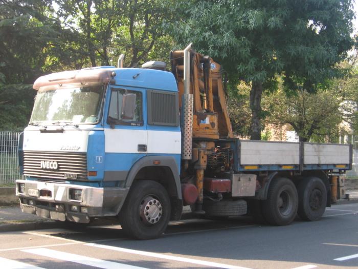 Iveco 190-42 con gru Effer