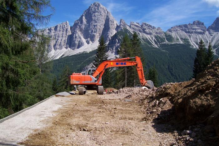 Fiat kobelco con sasso lungo di cibiana