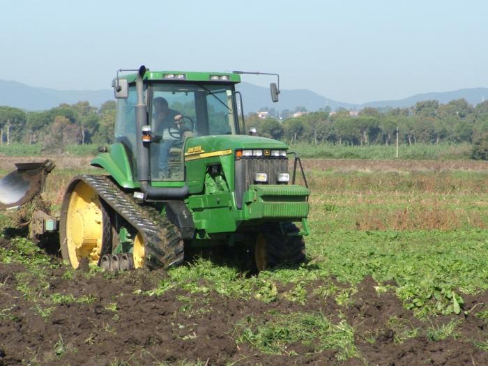 JD trak impegnato con un trivomere nardi nella bonifica