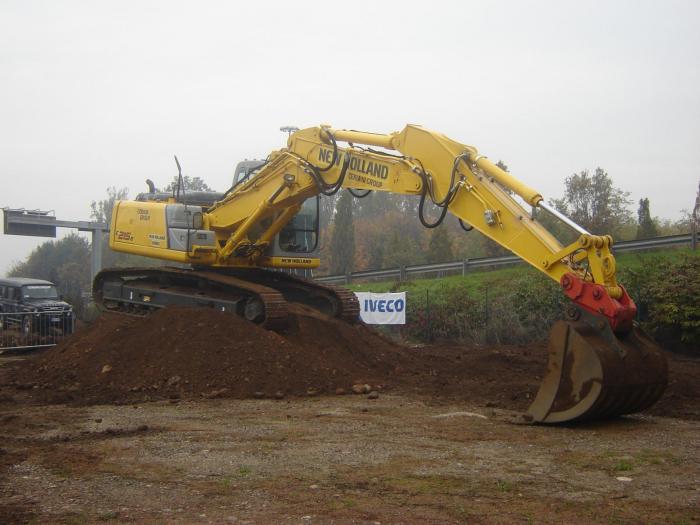 Campo prove : New Holland E215 B 