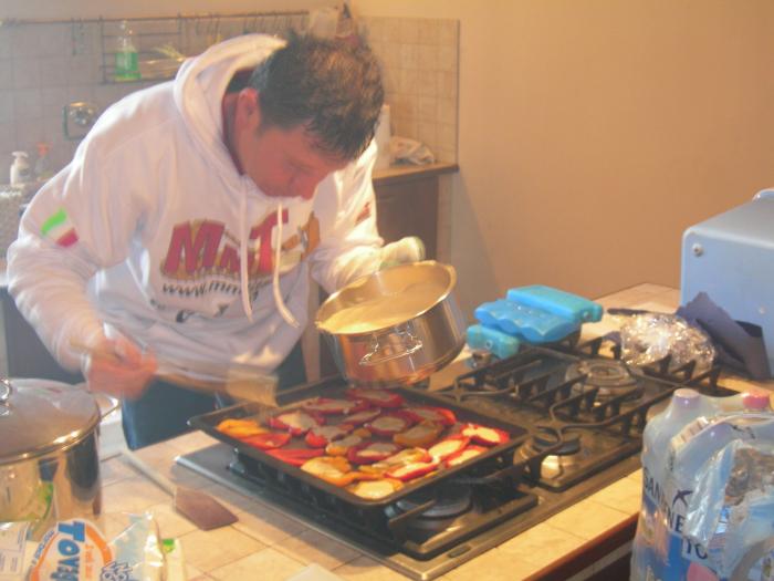 Cepy alle prese con peperoni e bagna càuda