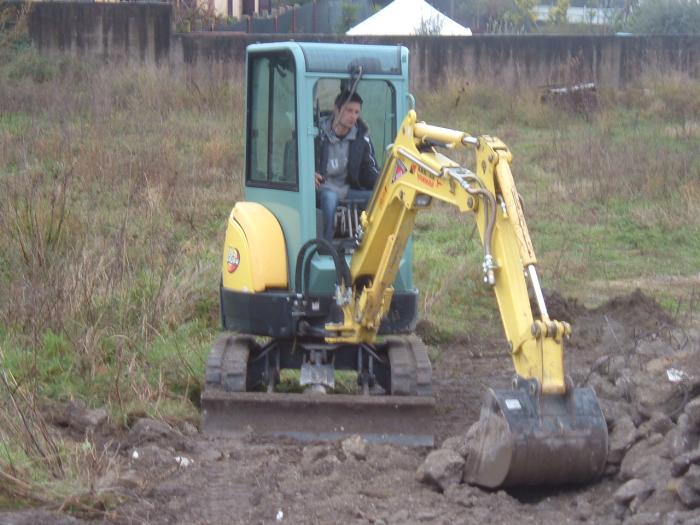 marius a lavoro  con il mini yanmarvio25