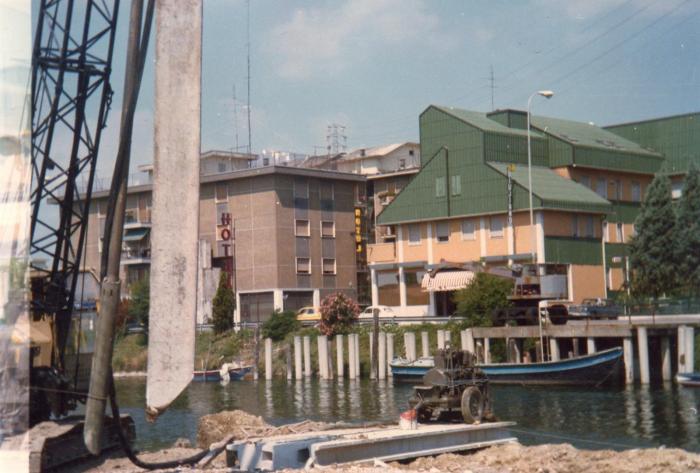 LORAIN L26 infissione palancole in cemento armato con getto di acqua in pressione per banchinamento darsena a Mestre. anni '80