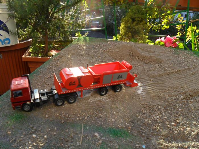 SEMI RIMERCHIO CON IMPIANTO PER PAVIMENTAZIONI STRADALI