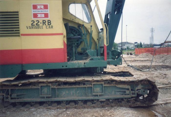 Ruston Bucyrus RB22 con carro modificato a larghezza variabile per i trasporti