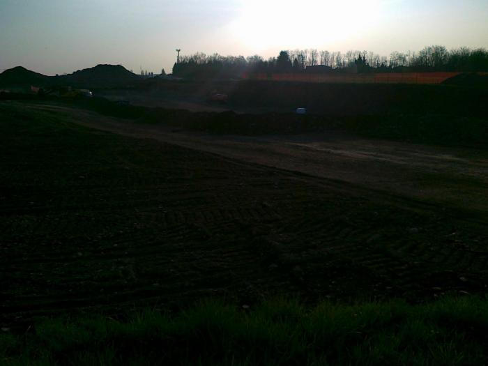 escavatore volvo all'opera nel cantiere di solbiate