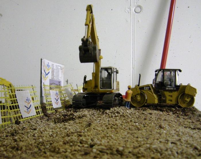 ESCAVATORE IN MOVIMENTO