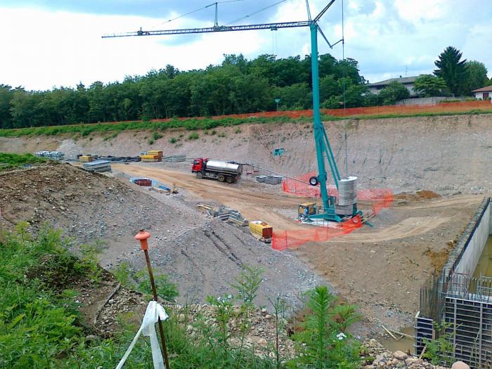 autobotte in fase di caricamento acqua