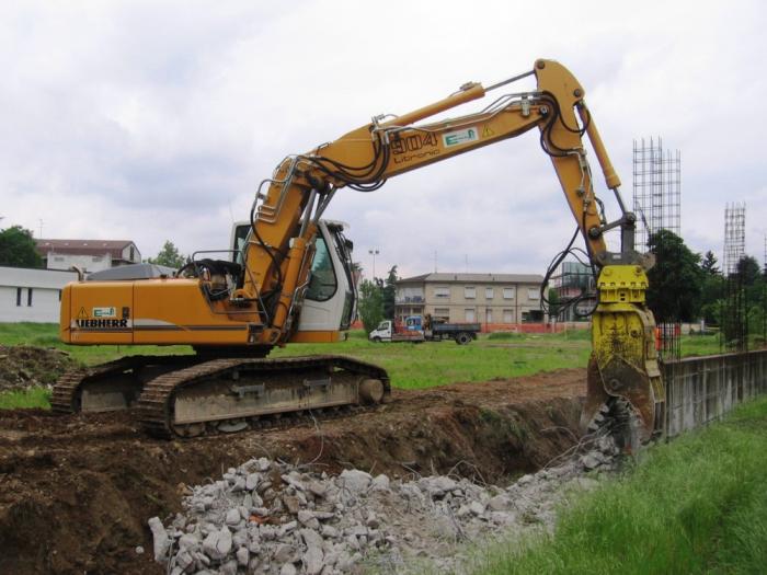 Liebherr R904C Litronic con frantumatore Atlas Copoco impresa Emmepi