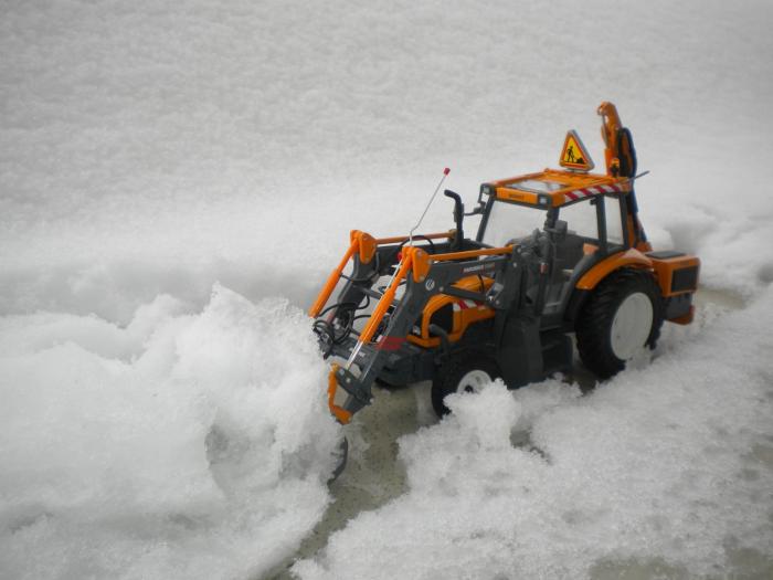 neve febbraio 2012 i mezzi sono a lavoro