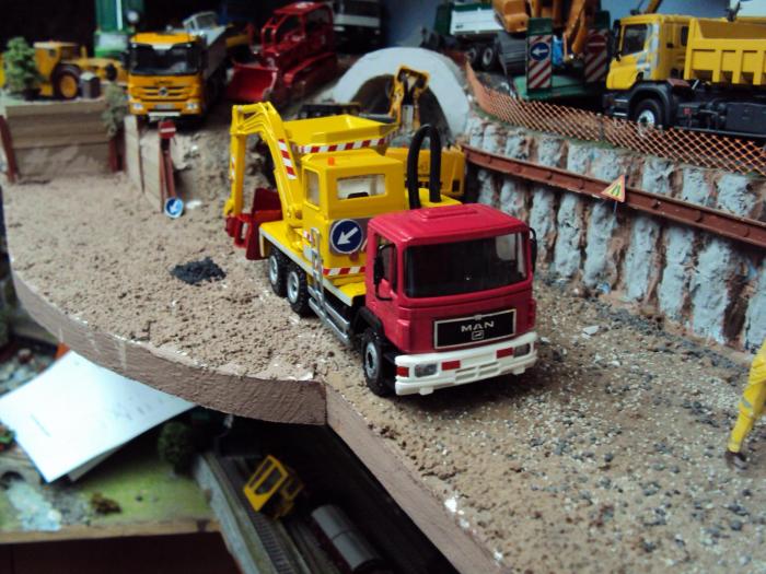 attrezzatura per scavare canali laterali alle strade