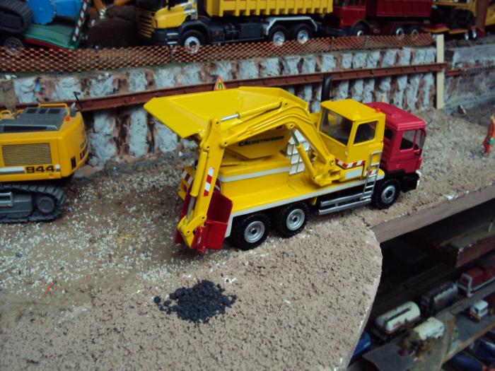 atrezzatura per scavare canali laterali alle strade