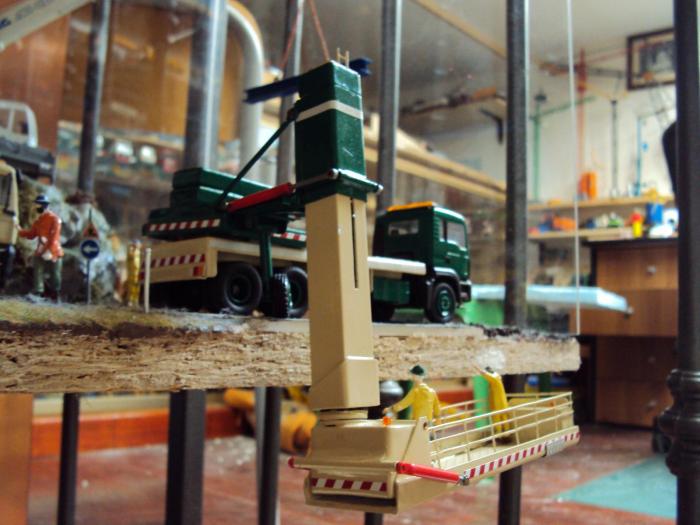 MAN con piattaforma artigianale per ponti