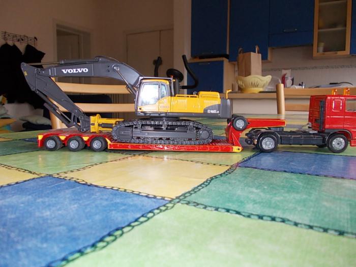 Ec460 e carrellone Daf