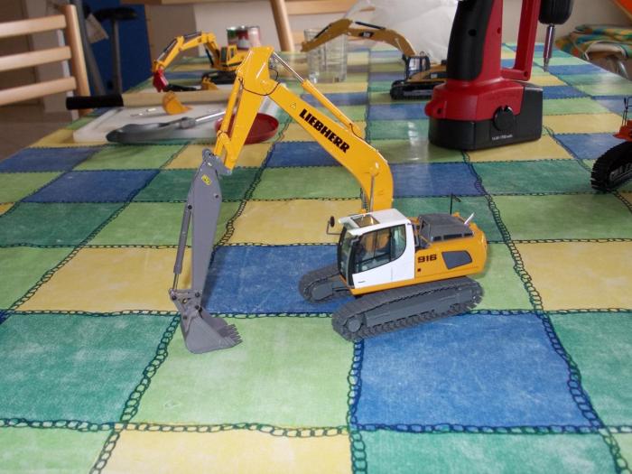 Liebherr 916 con prolunga e benna