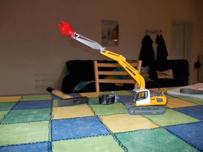 Liebherr 916 con prolunga e pinze