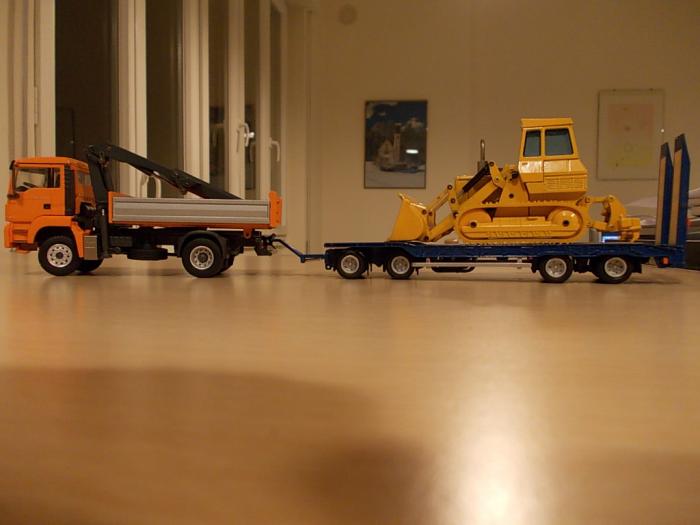 Man con carrellone e 955L