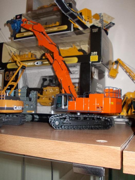 Hitachi ZK1000 con pinze