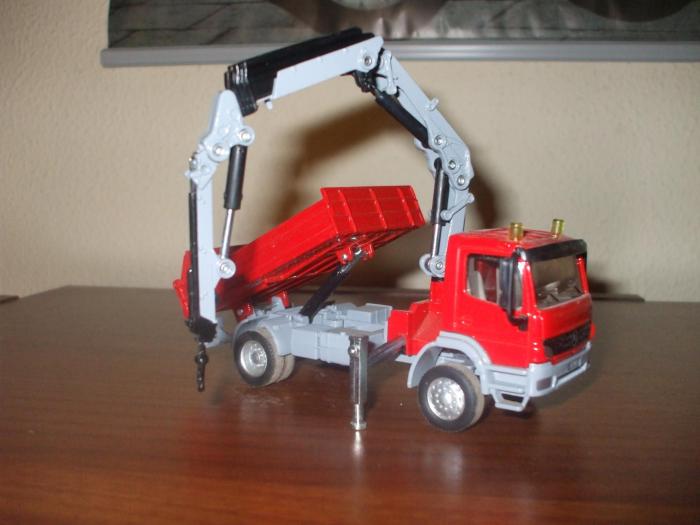 Mercedes Atego con gru