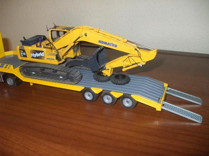 Pianale con carico Komatsu HB215 Hybrid 