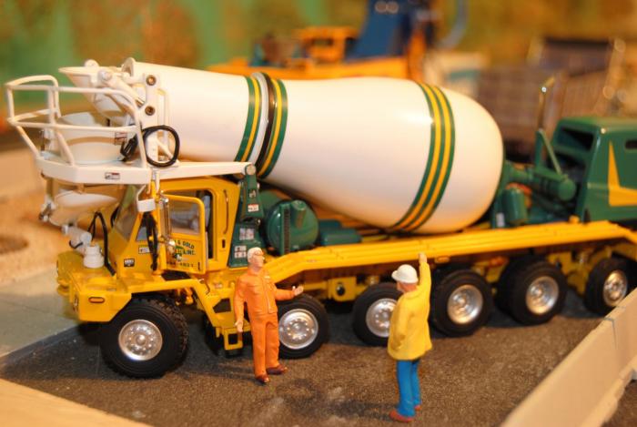 si preparano per gettare i pali, dopo si scaverà è verrano fatti i cappelli 