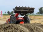 Mamitou con benna carica in salita